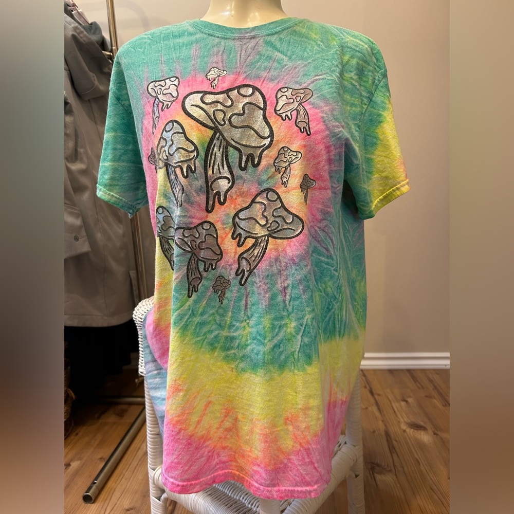 Spencer’s medium tie dyed mushroom tshirt